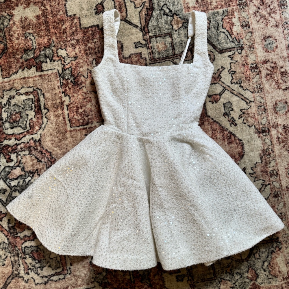 Elegant White Sleeveless Dress
